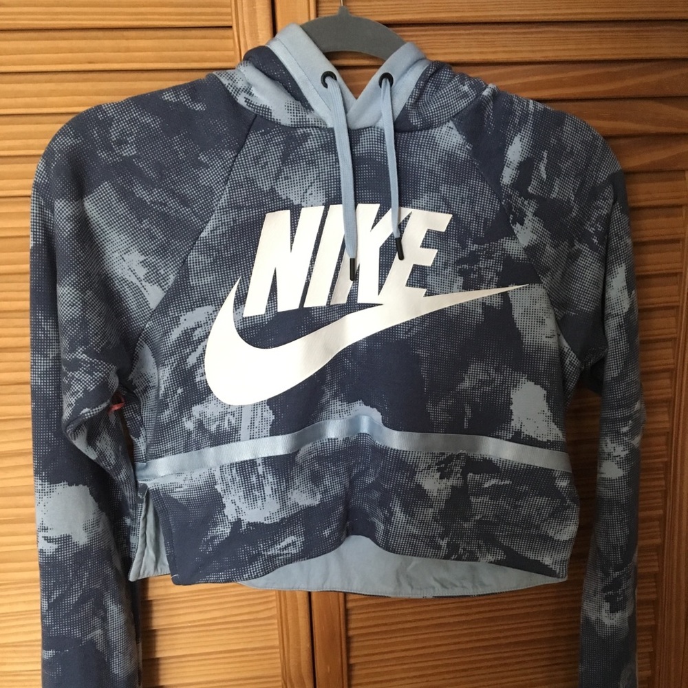 Cropped Nike hoodie